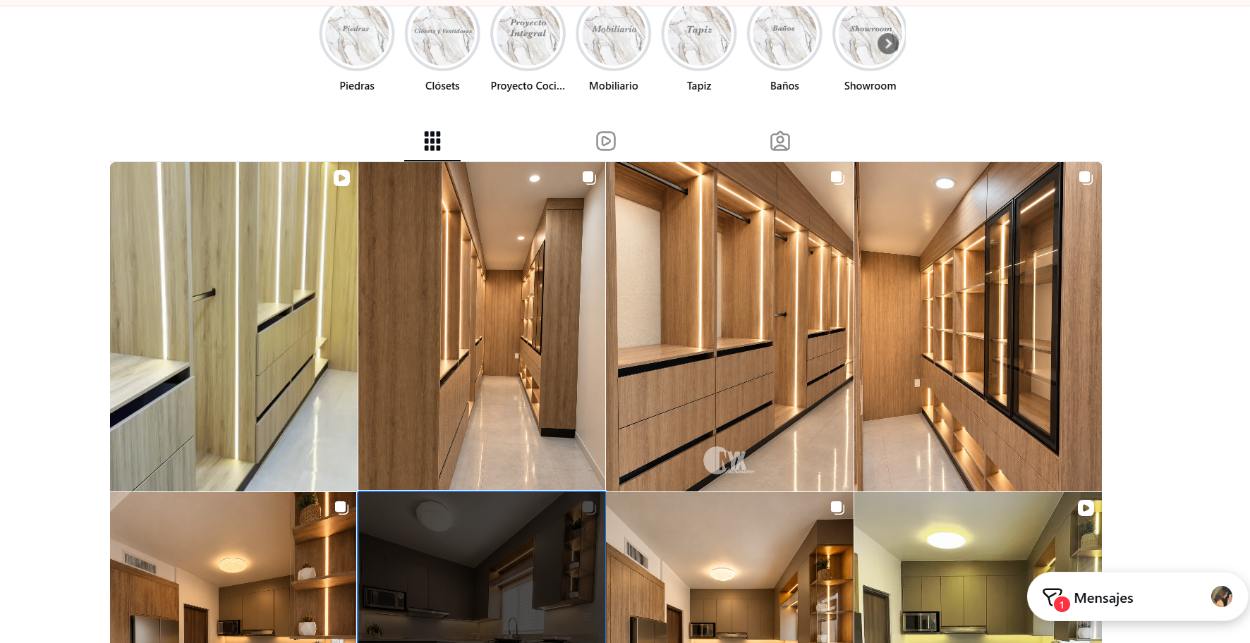 Vestidor terminado en madera con vitrinas e iluminación integrada